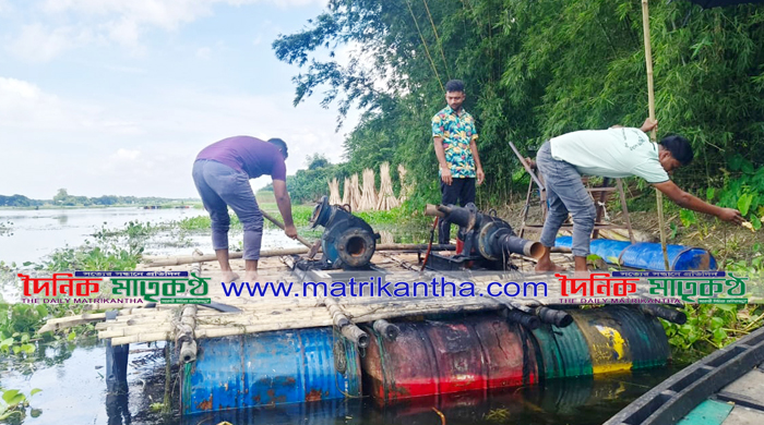 গোয়ালন্দে মরা পদ্মায় ইউএনও’র অভিযান॥দুই ড্রেজিং মেশিন ধ্বংস